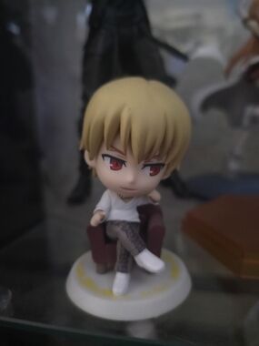 Fate Chibi Blonde Anime Figure with Red Eyes (Missing Wine Glass)